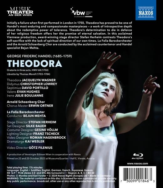Rückseite der Theodora-Oper. Eine Frau in weißem Kleid mit erhobenen Armen, Bühnenbild.