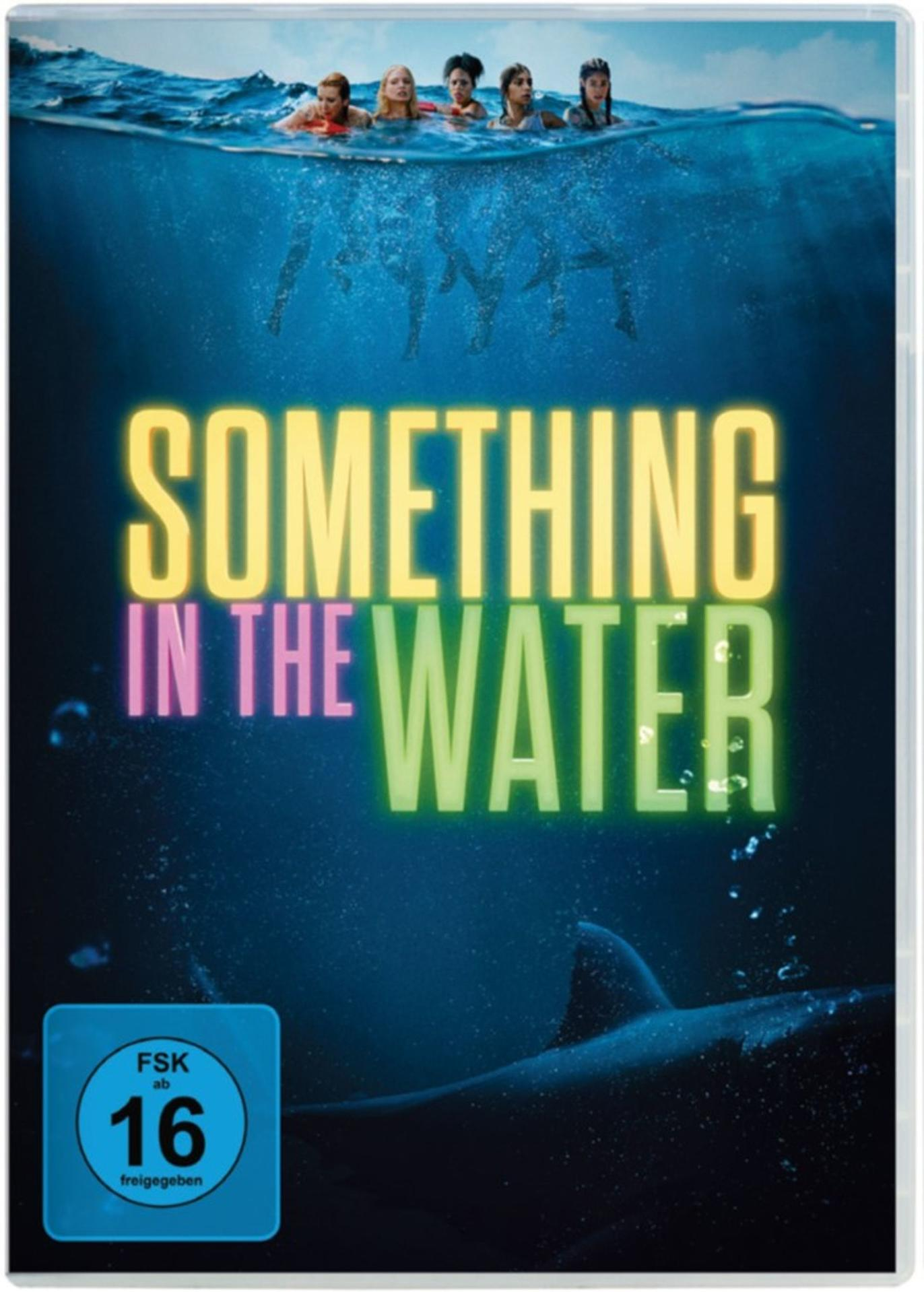 DVD-Cover von 'Something in the Water' mit einer Gruppe von Frauen im Wasser.