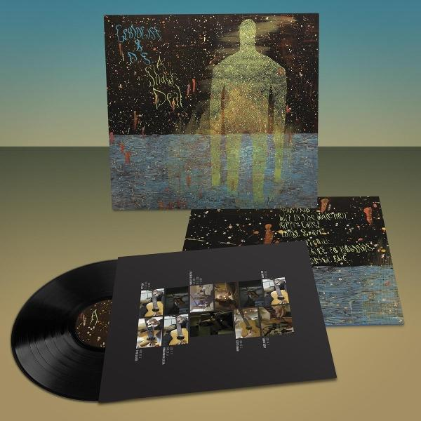Vinyl-Schallplatten-Albumcover mit dunkler Figur. Enthält Einleger mit Fotos und Schrift.
