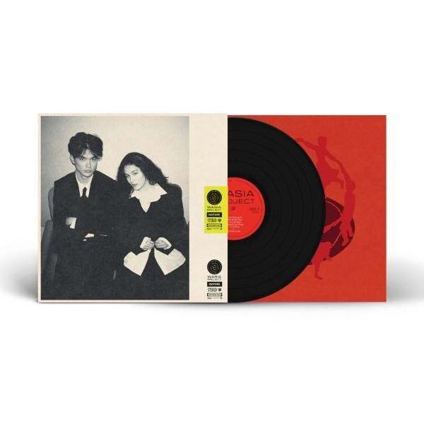 Albumcover mit zwei Personen, einem Klarinettisten und einem Gitarristen, vor schwarzem Hintergrund.