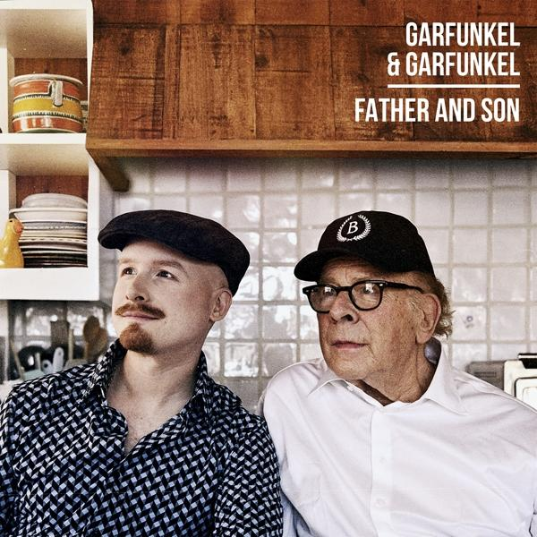 Két férfi fotója, Garfunkel és a fia. Mindketten sapkát viselnek, és a kamerába néznek.