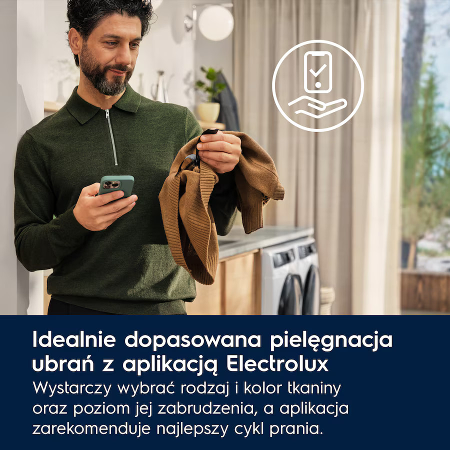 Mężczyzna trzyma ubrania i patrzy na telefon. Tekst mówi: „Idealnie dopasowana pielęgnacja odzieży…”