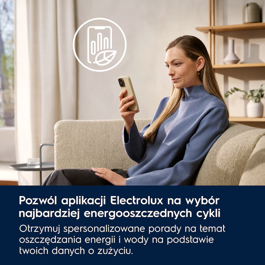 Kobieta trzymająca telefon, patrząca na niego, z grafiką i tekstem o aplikacjach oszczędzających energię.