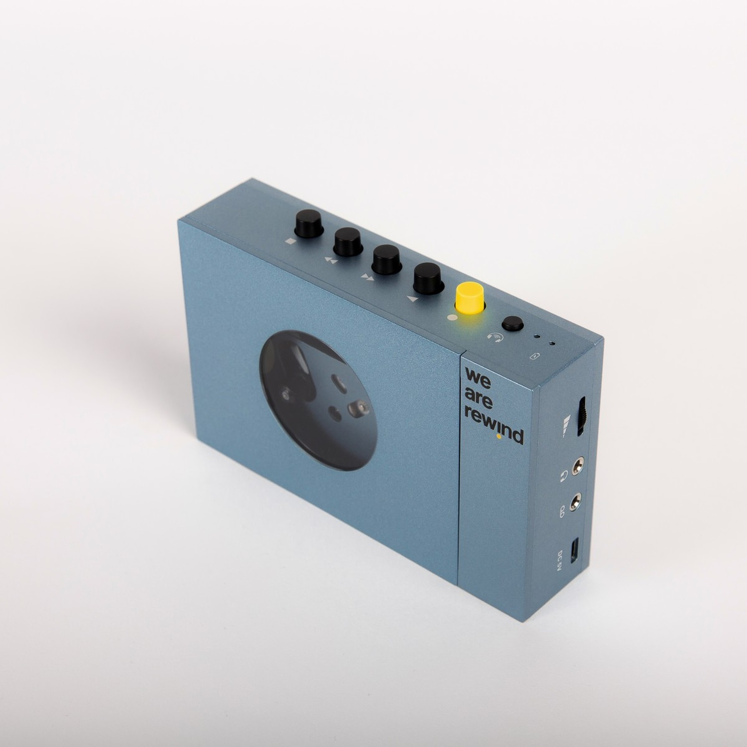 Lettore audio blu con pulsanti. Pulsanti neri, pulsante giallo e finestra rotonda.