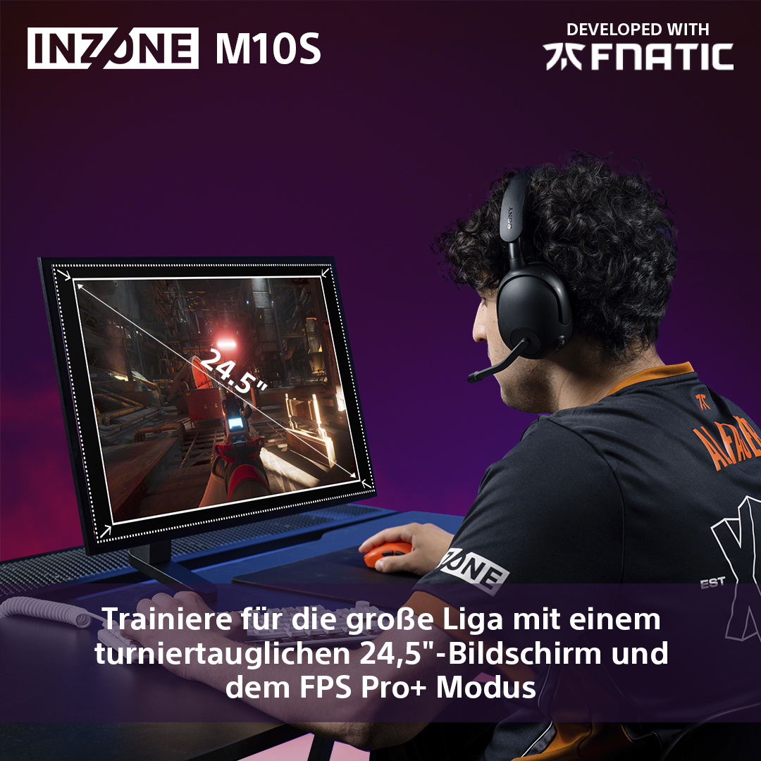 Ein Gamer mit Headset schaut auf einen Monitor, der ein Spiel zeigt, Text darunter.