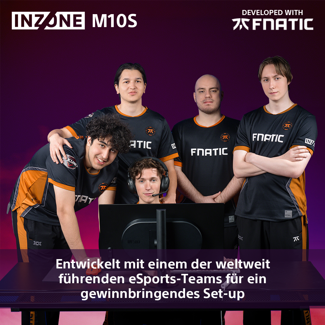 Gruppe von E-Sport-Spielern mit INZONE M10S Monitor.