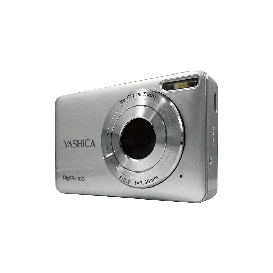 Fotocamera argentata Yashica DigiPix 100, isolata su sfondo bianco.