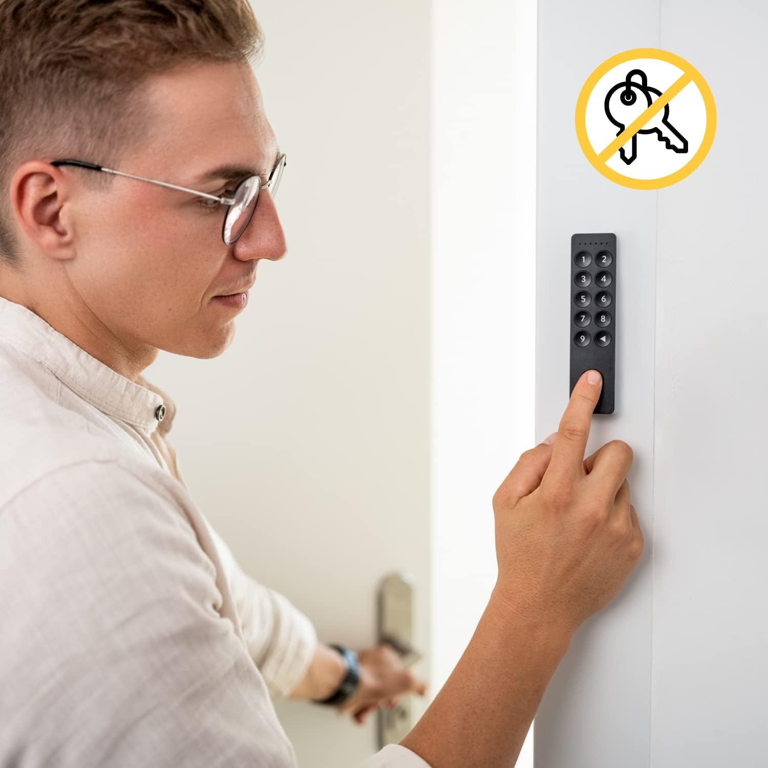 Un hombre usando un teclado para desbloquear una puerta, con una señal de prohibición de llaves.