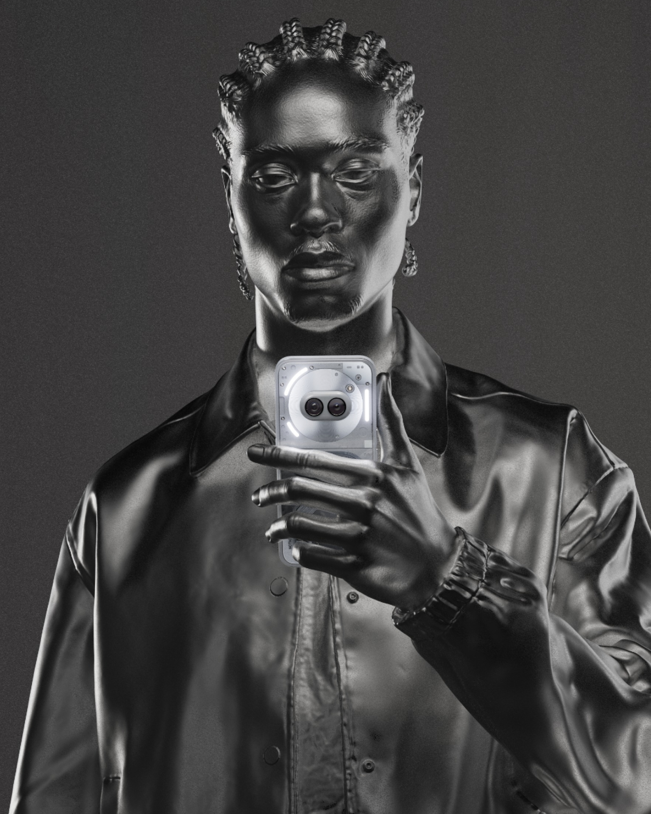 Silberne Statue eines Mannes, der ein Telefon hält, ein schwarzer Hintergrund.