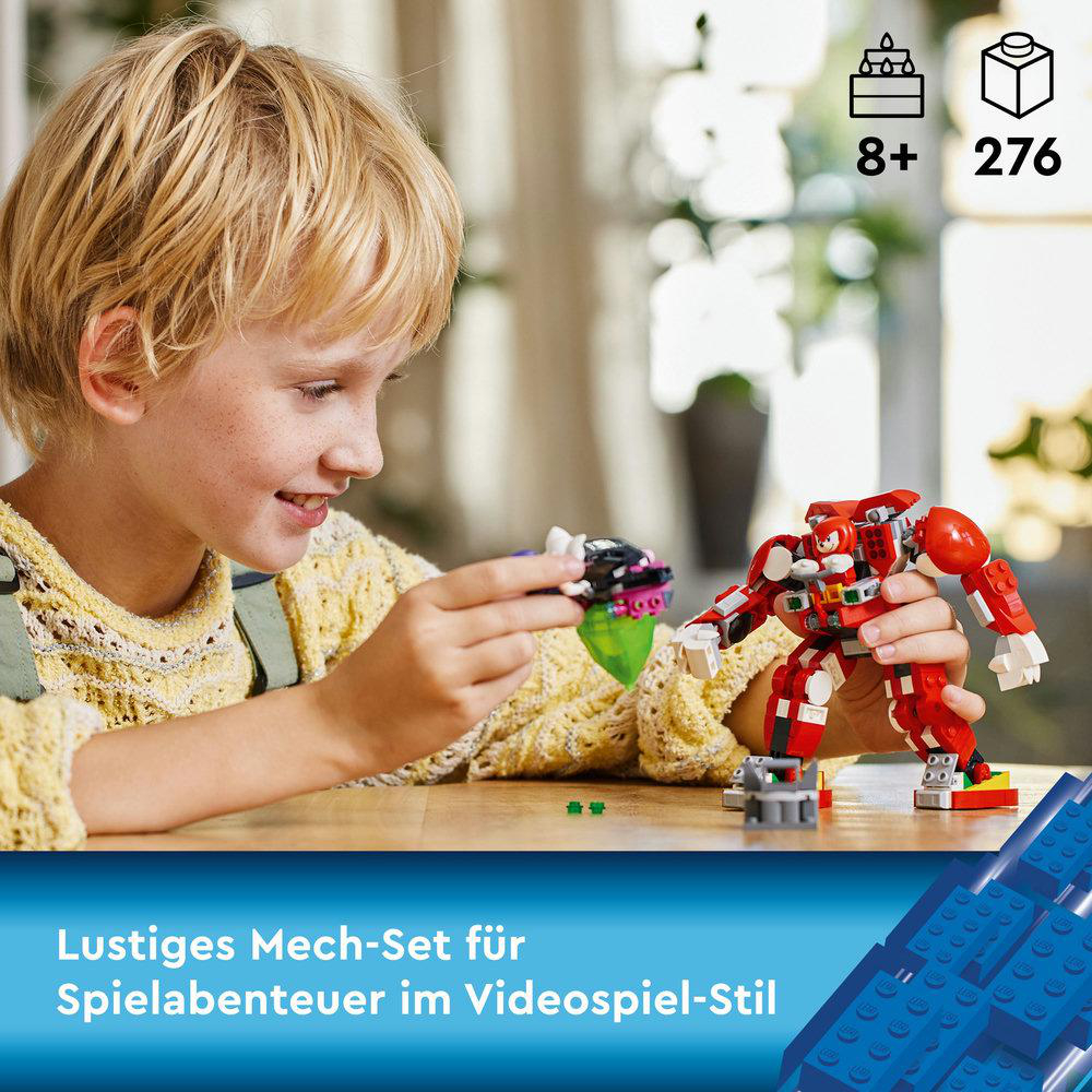 Kind spielt mit Lego, roter Roboter, grüne Basis, gelber Pullover.