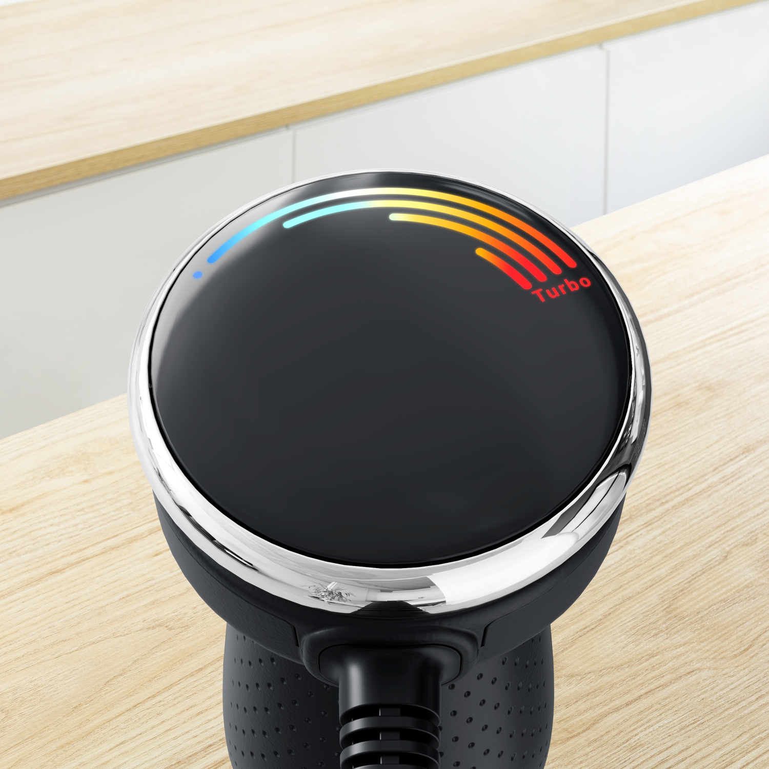 Zwarte staafmixer met verlicht bedieningspaneel. Het paneel toont een turbo-instelling.
