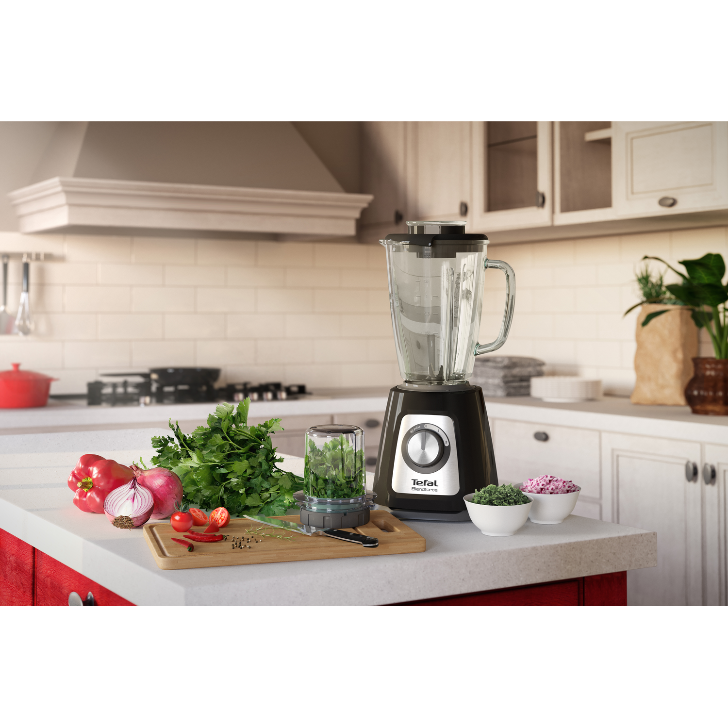 Een zwarte en zilveren blender, met verse ingrediënten op een houten snijplank ernaast.