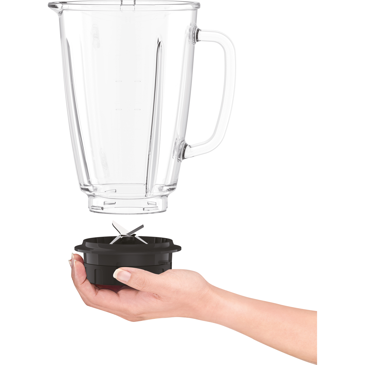 Hand die een blenderblad vasthoudt, met een lege glazen blenderkan erboven. Witte achtergrond.