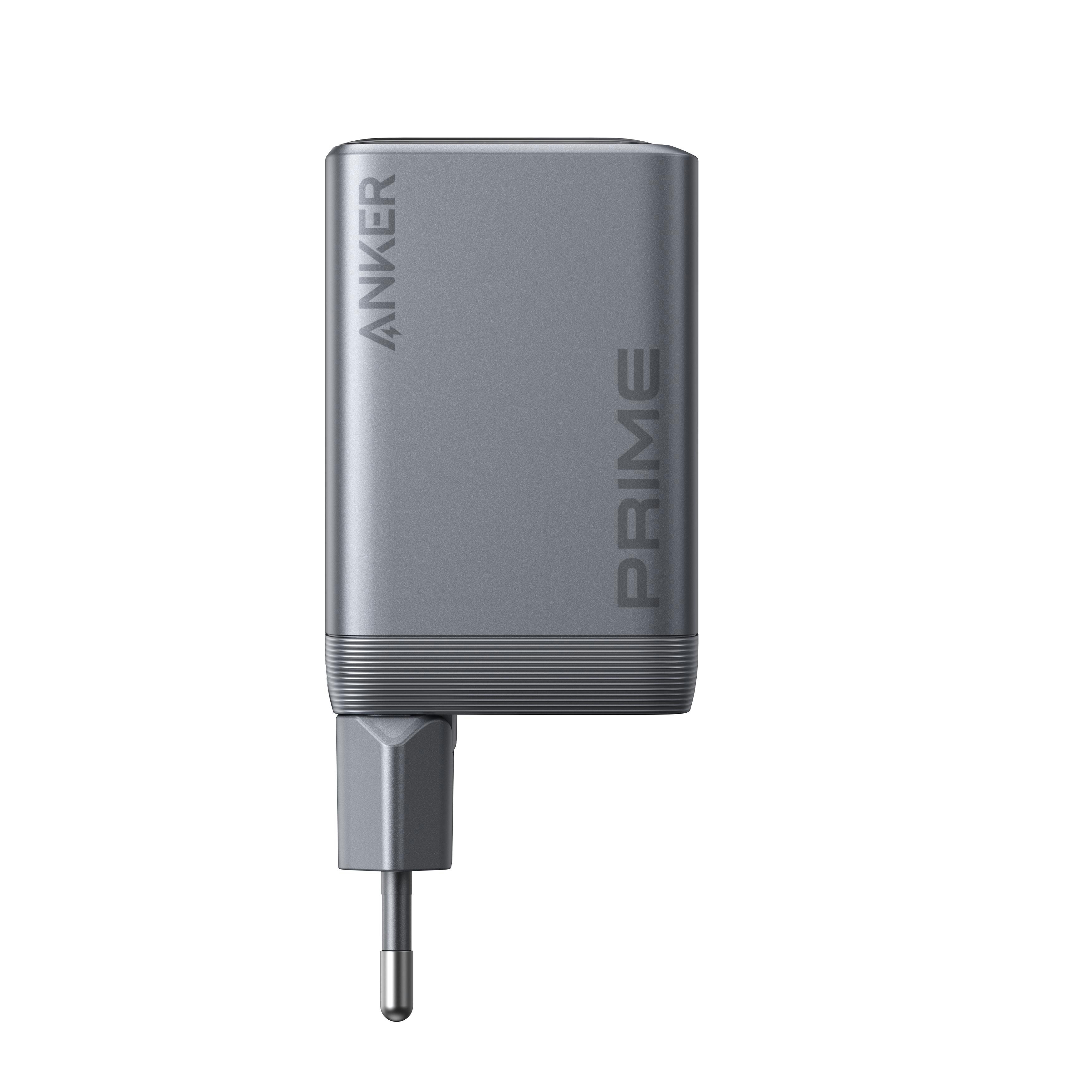 Ein graues Anker Prime Ladegerät mit den Wörtern ANKER und PRIME und einem silbernen Stecker.