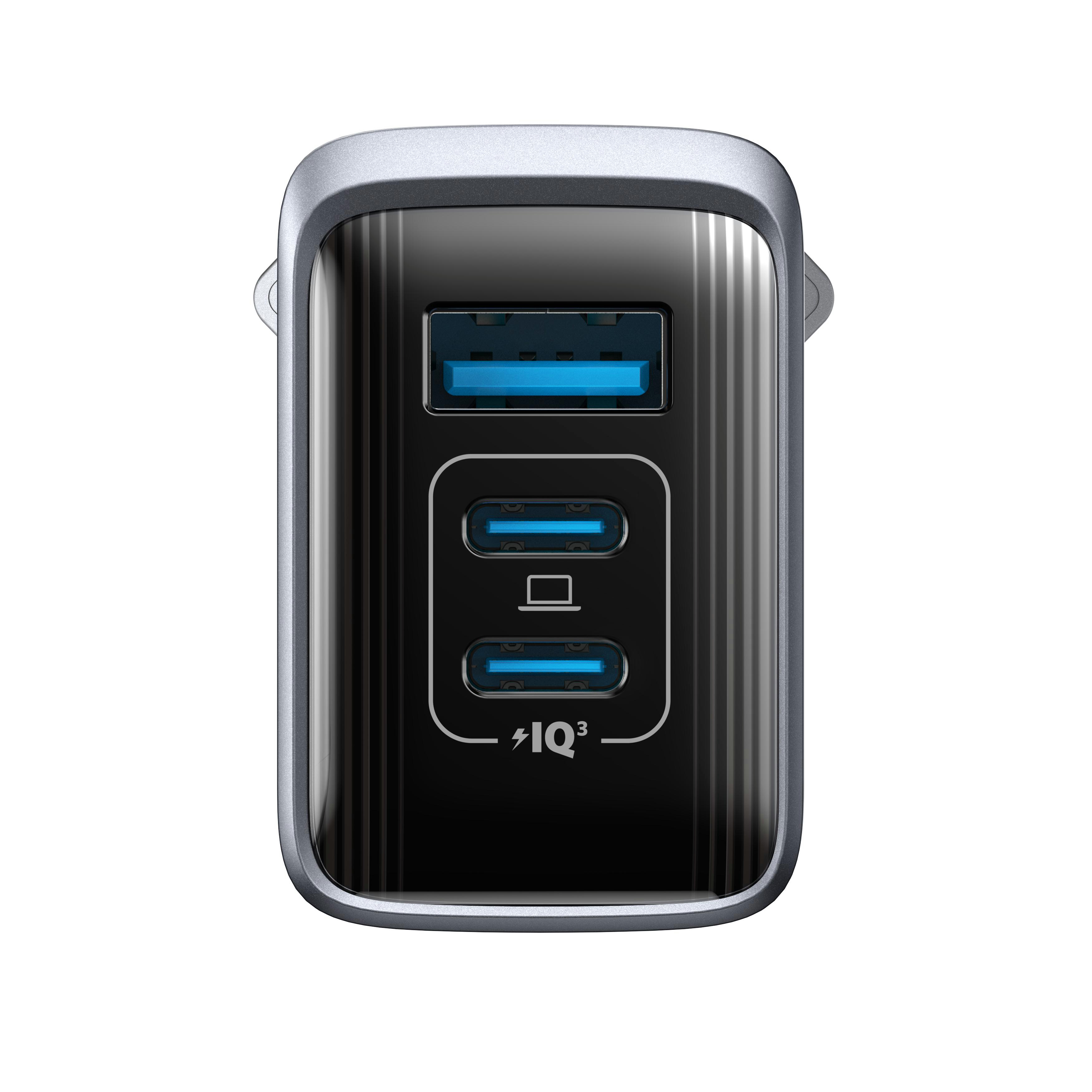 Schwarzes und silbernes USB-Ladegerät mit drei Anschlüssen: zwei USB und ein USB-C. Das Logo ist IQ3.