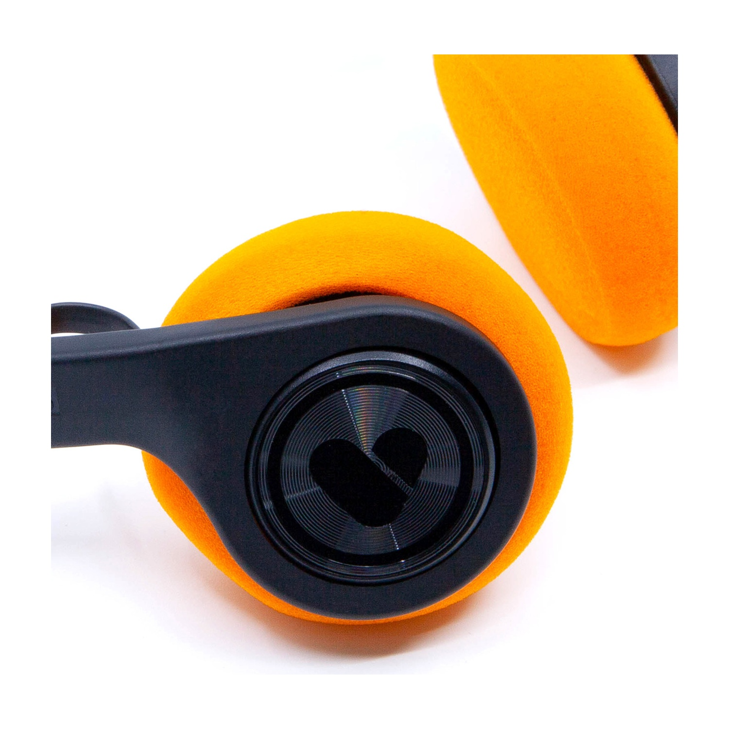 Primo piano di un padiglione auricolare con cuscino arancione e dettagli neri. Sfondo bianco.