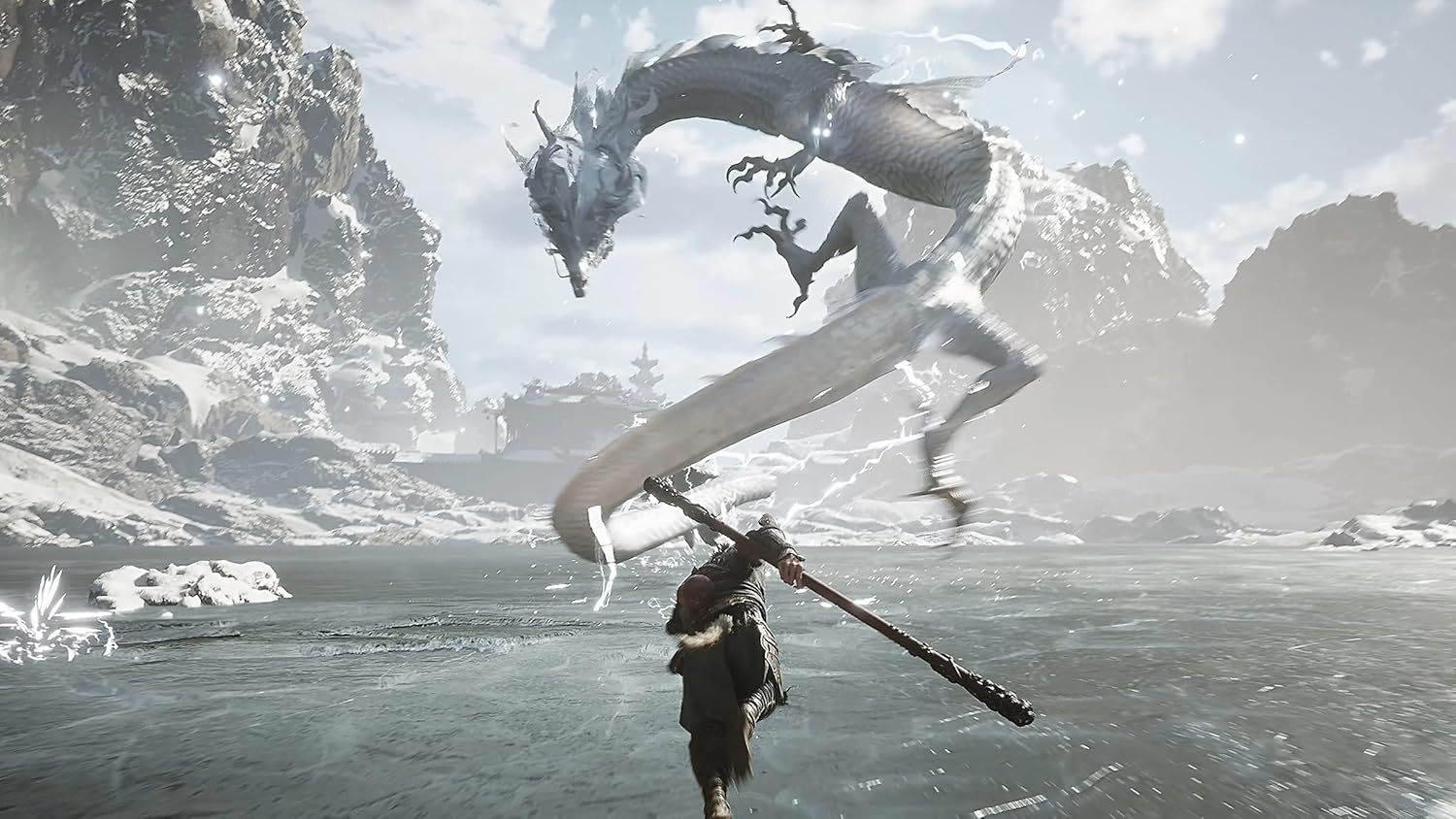 Guerriero con un bastone di fronte a un drago bianco in un paesaggio innevato.