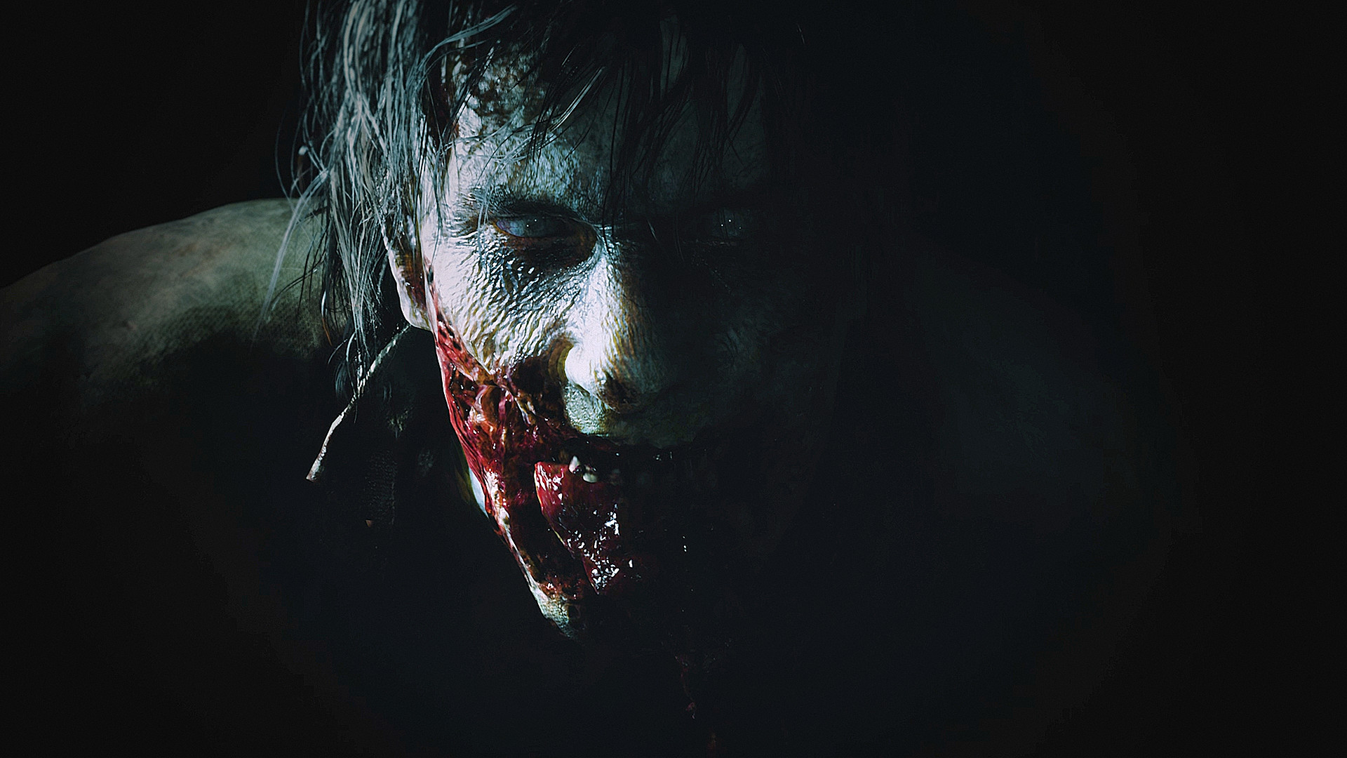 Nahaufnahme eines Zombies mit freiliegendem blutigem Fleisch, dunkler Hintergrund.