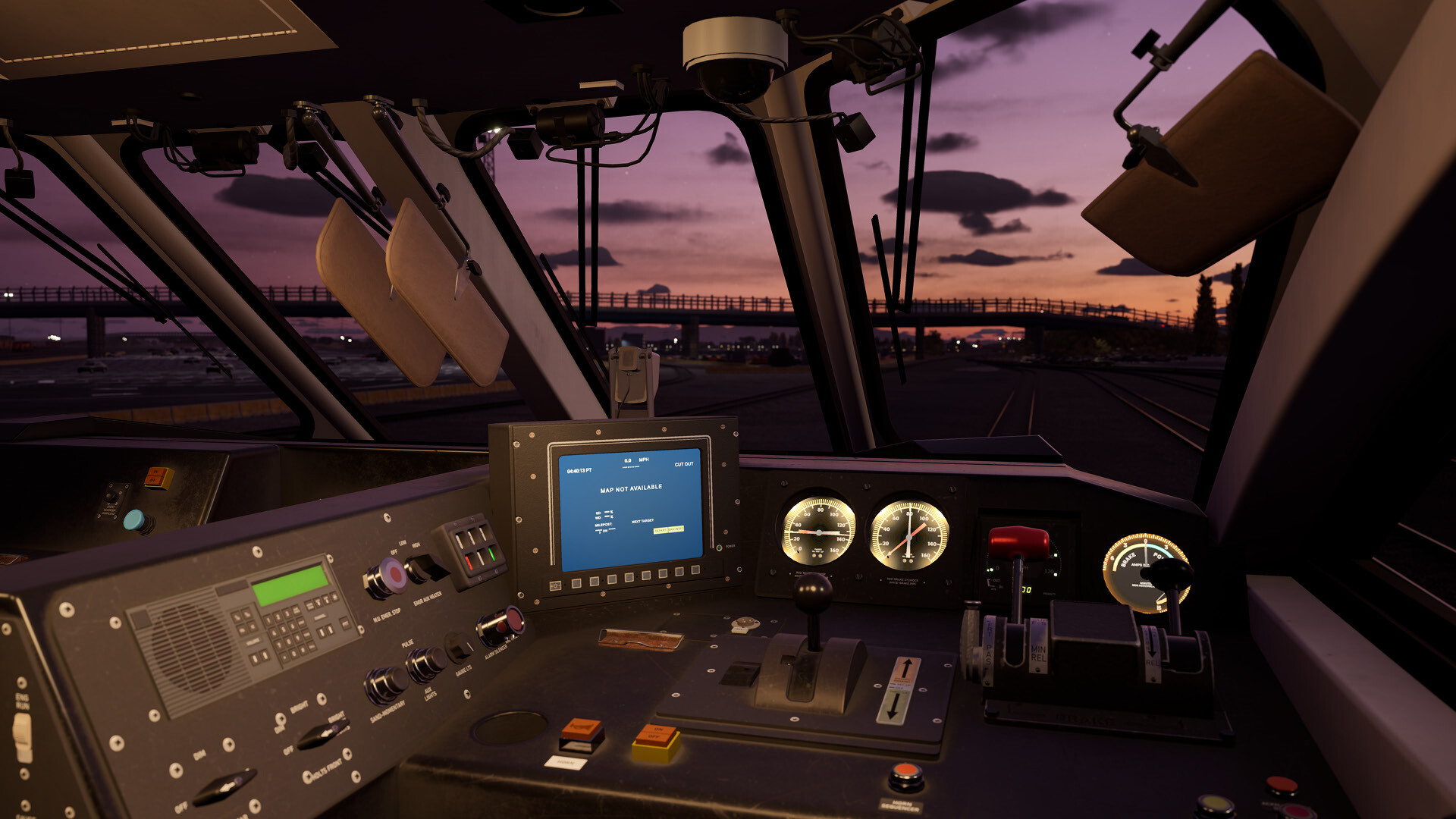 Interno della cabina di guida del treno. Console con indicatori, display e vista del tramonto.