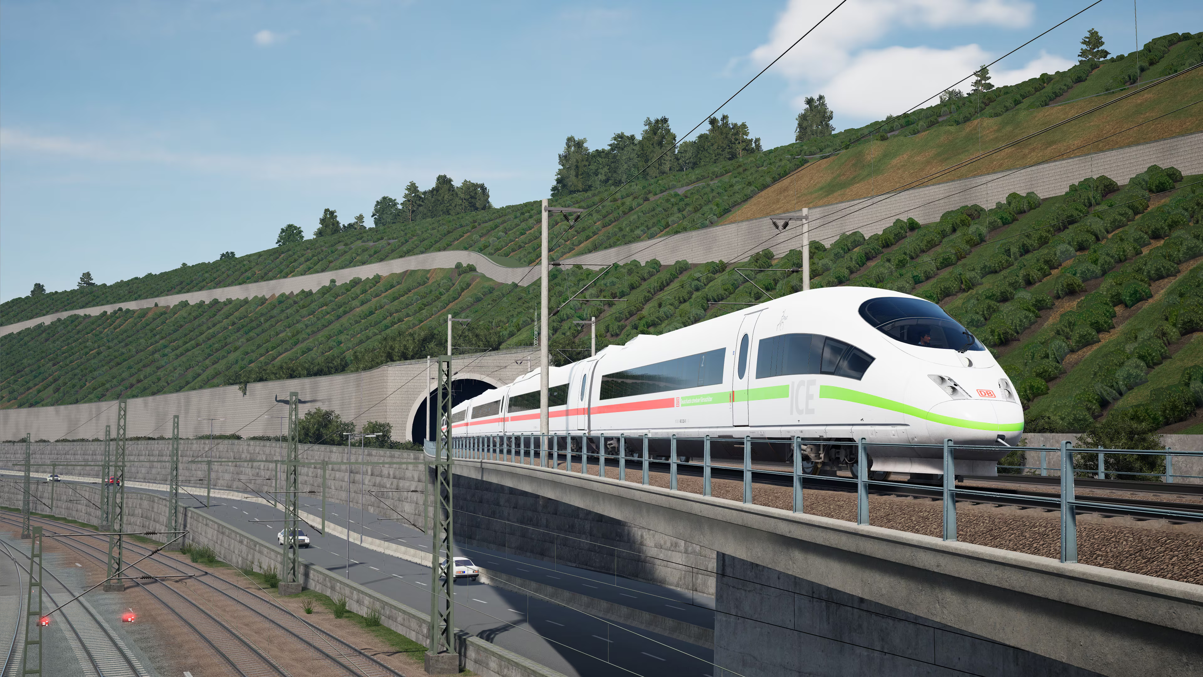 Un treno ad alta velocità viaggia su un ponte, passando per una galleria e una collina alberata.