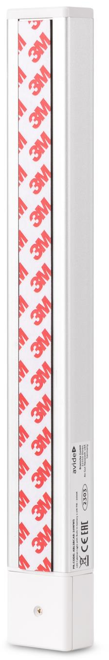 Fehér téglalap alakú lámpa piros ragasztócsíkokkal a hátulján. Szöveg az oldalon.
