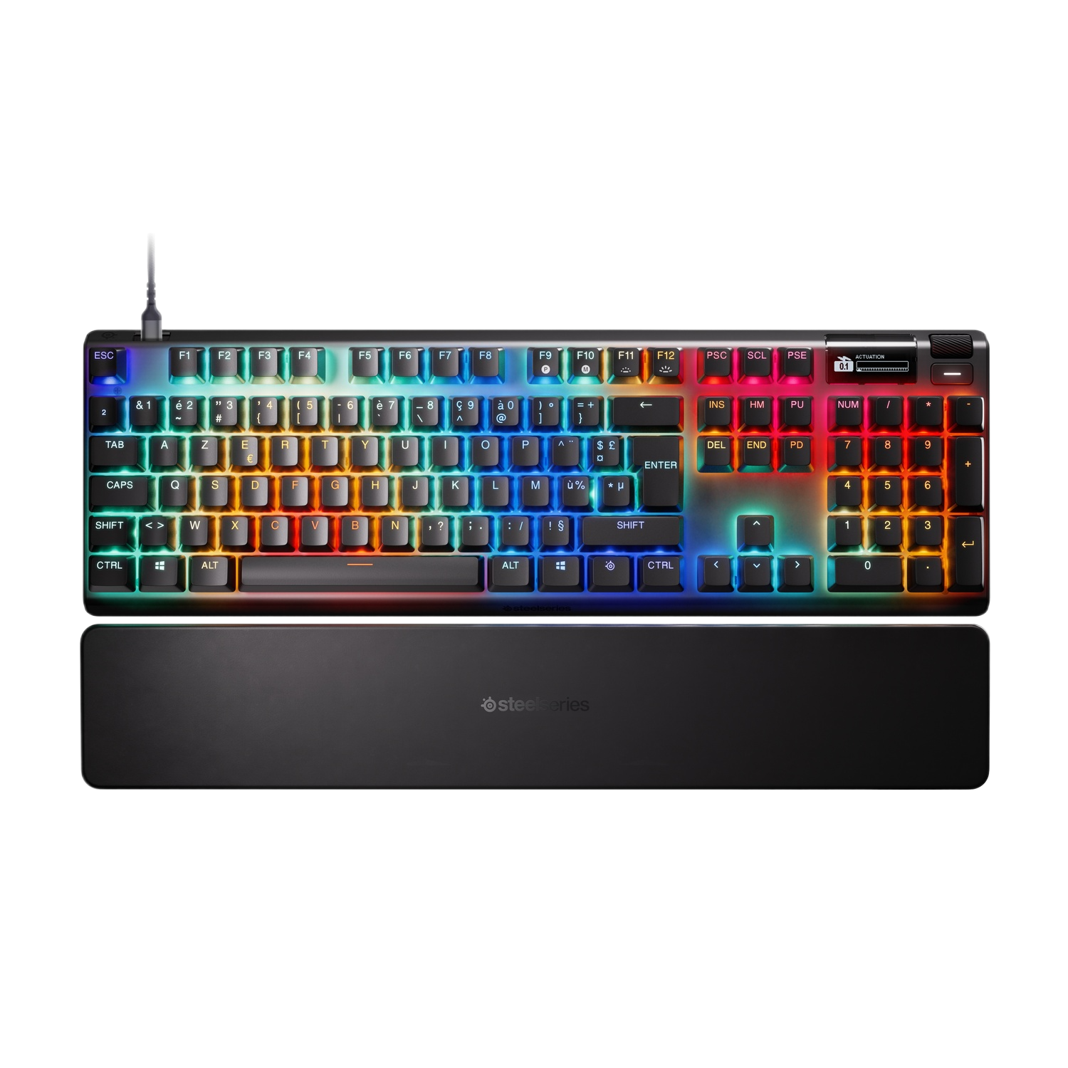 Een toetsenbord met veelkleurige toetsen. Een polssteun eronder. Het merk is SteelSeries.