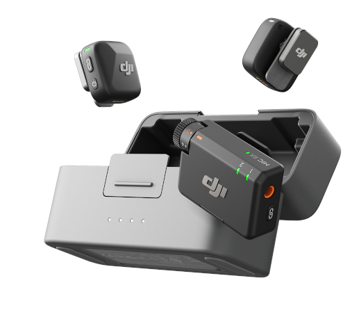 Czarny zestaw mikrofonów DJI z etui ładującym i wieloma mikrofonami. Białe tło.