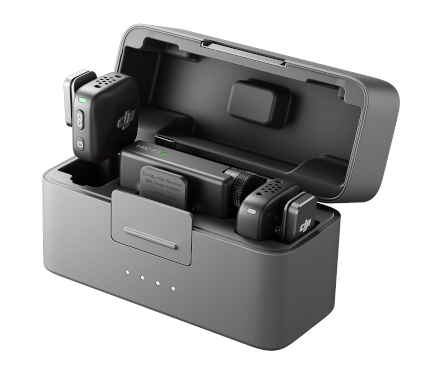 Czarny futerał ładujący z mikrofonem i odbiornikiem.