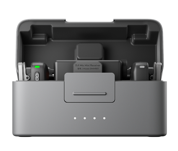 Szare etui ładujące otwarte, z dwoma mikrofonami bezprzewodowymi w środku.