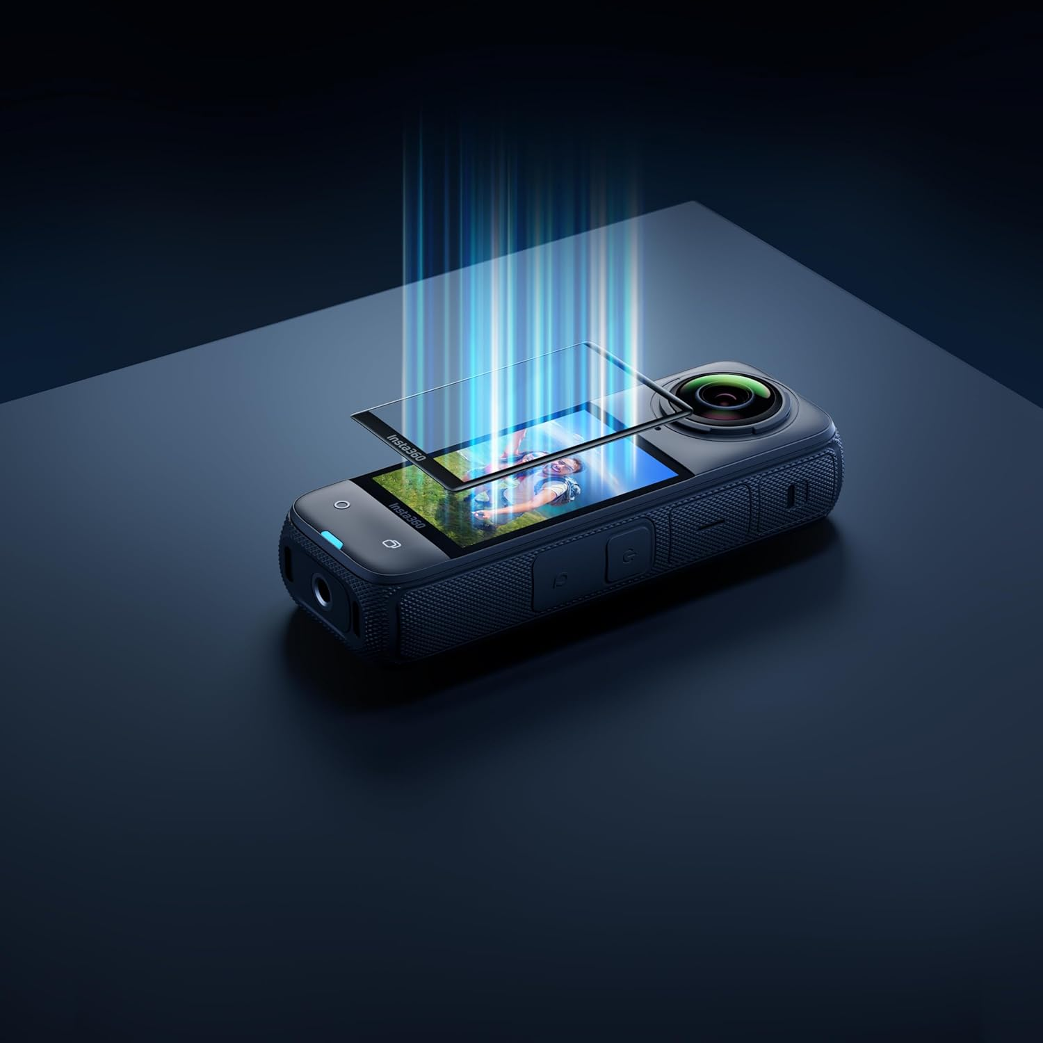 Una cámara de acción negra con pantalla y lente, resaltada con efectos de luz azul y protector de pantalla claro.