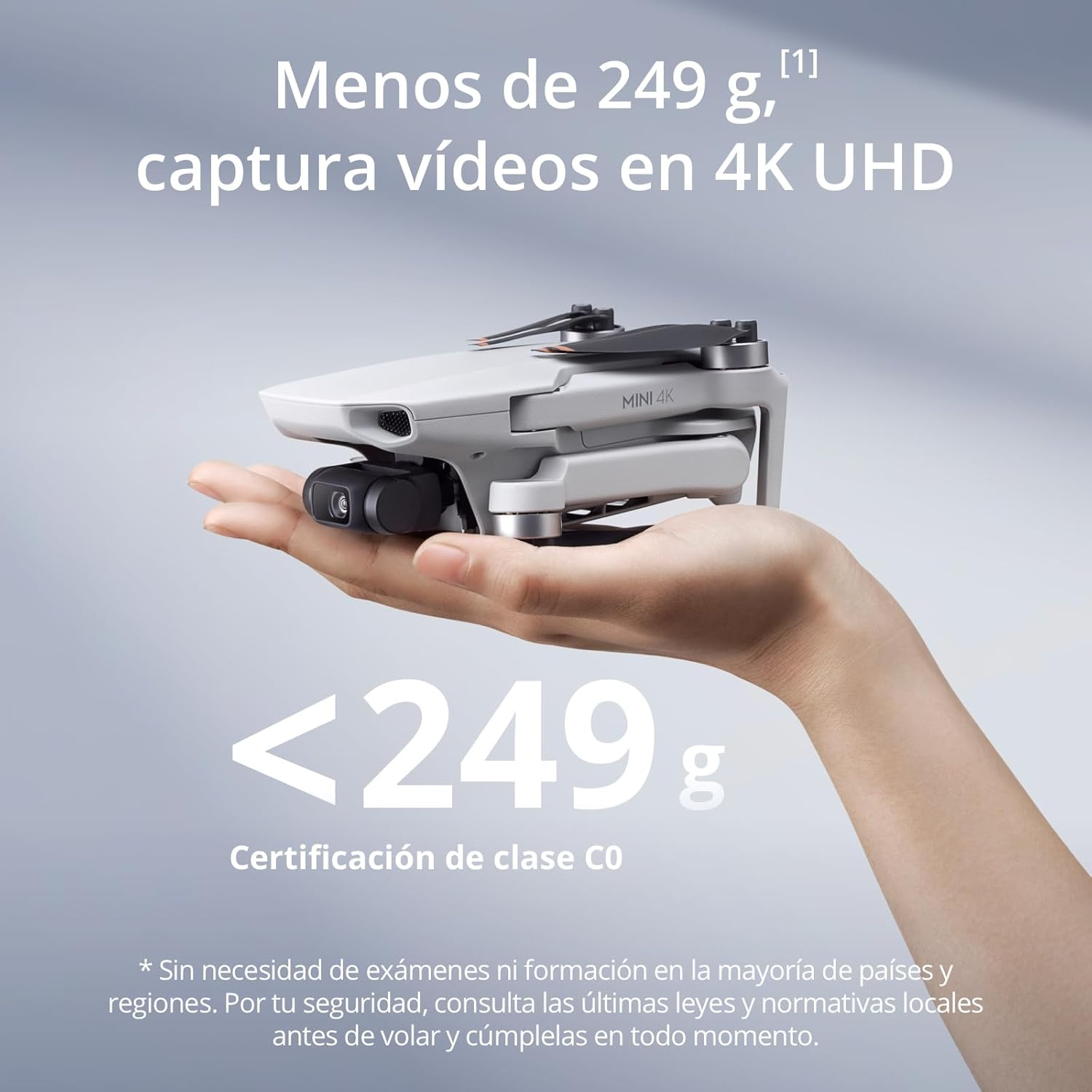 Un dron blanco en una mano con texto debajo.