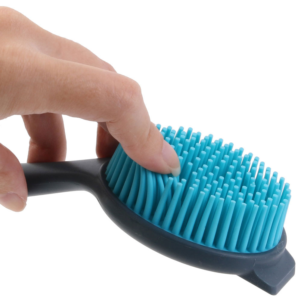 Una mano sosteniendo un cepillo para el pelo azul y gris.