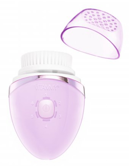 Różowa szczoteczka do czyszczenia twarzy z odłączaną pokrywką, białe tło.