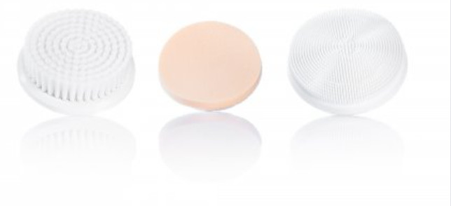 Trzy przedmioty: szczotka, okrągła gąbka i kolejna szczotka. Wszystkie białe z gąbką w neutralnym kolorze.