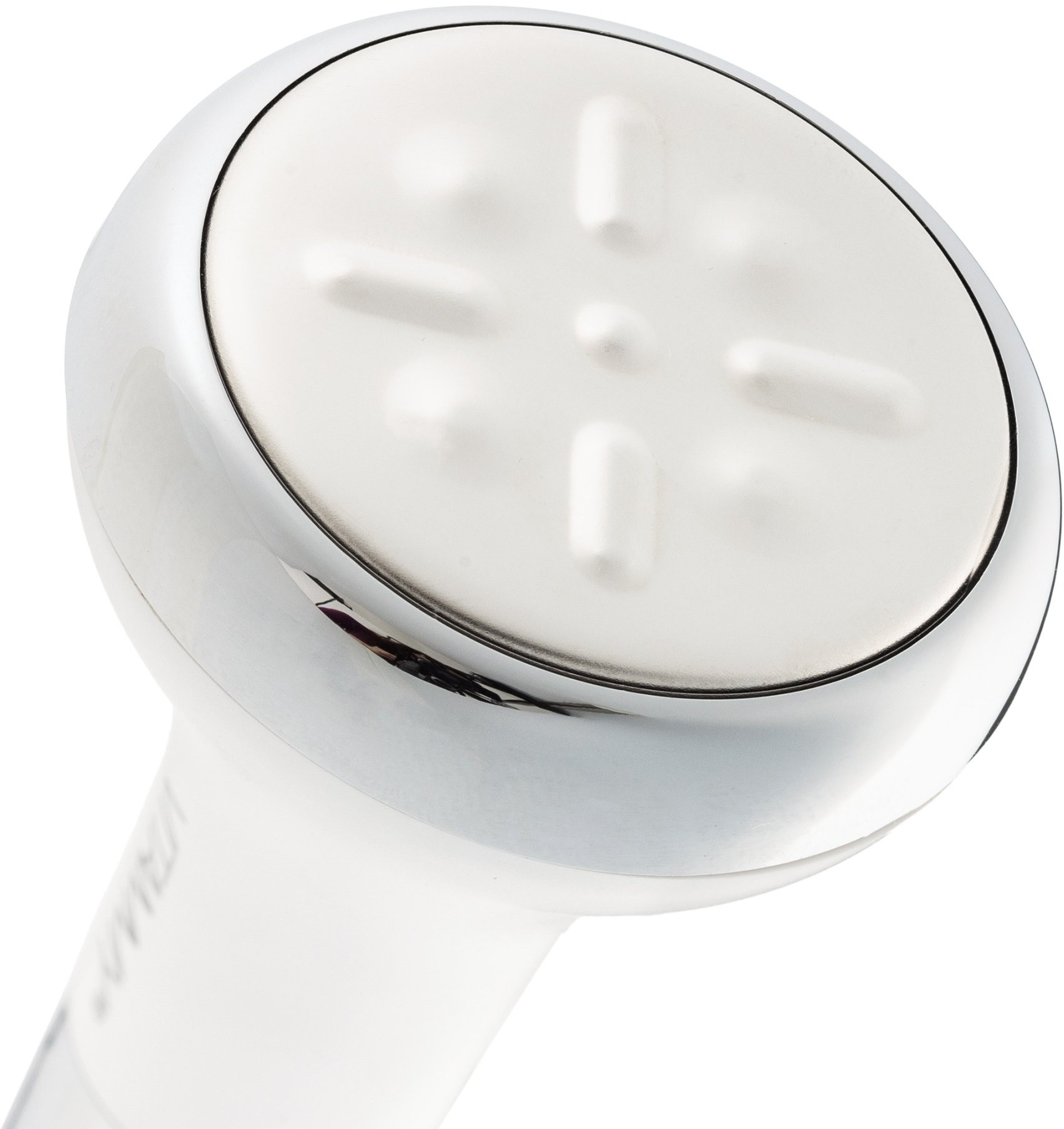 Zbliżenie białego i srebrnego urządzenia kosmetycznego z zaokrągloną, teksturowaną głowicą.