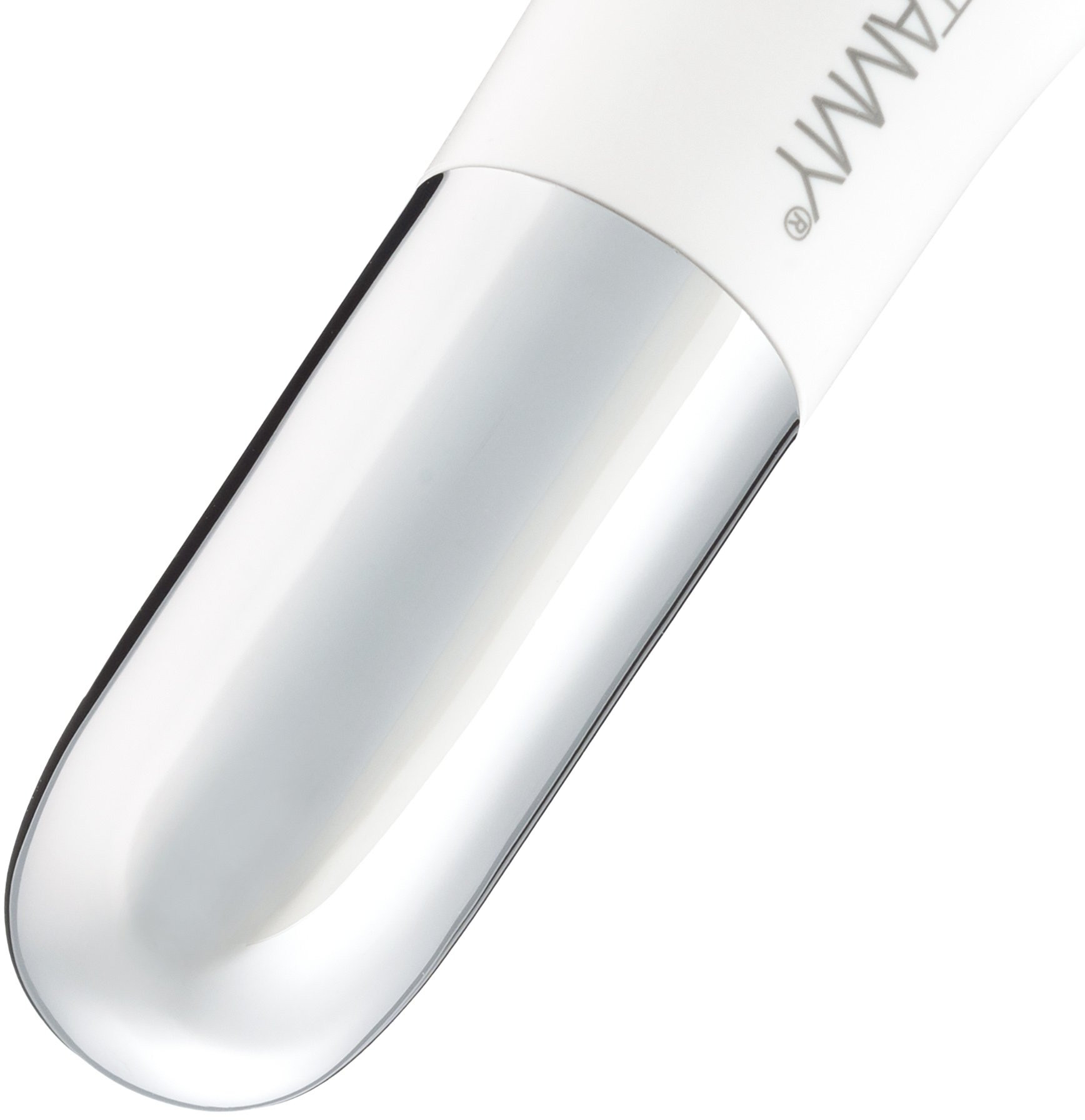 Zbliżenie białego i srebrnego urządzenia kosmetycznego. Zakrzywiony koniec z metalicznym srebrnym wykończeniem.