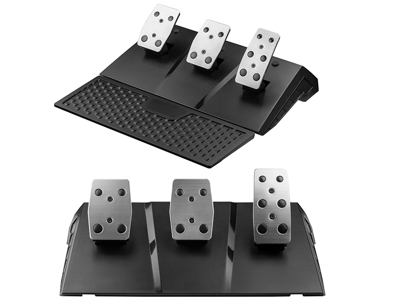 Pedały do gier, czarna podstawa z trzema srebrnymi pedałami. Widok z góry i pod kątem.