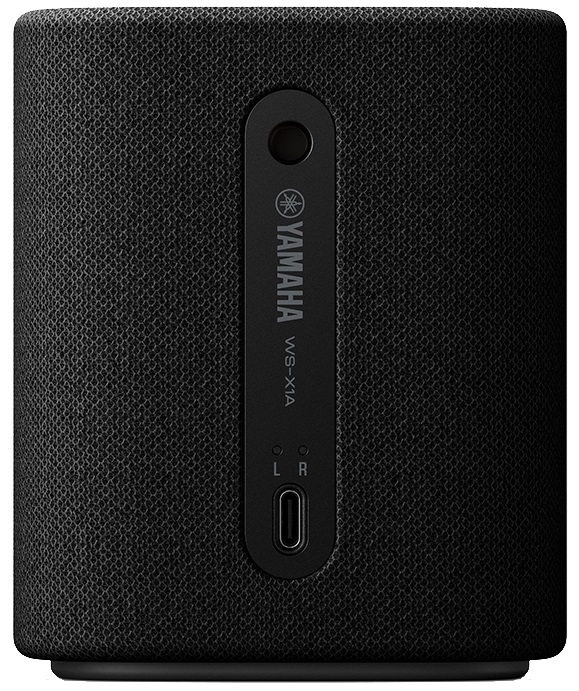 Czarny cylindryczny głośnik Yamaha, widok z tyłu. Posiada logo Yamaha, porty i nazwę modelu WS-X1A.