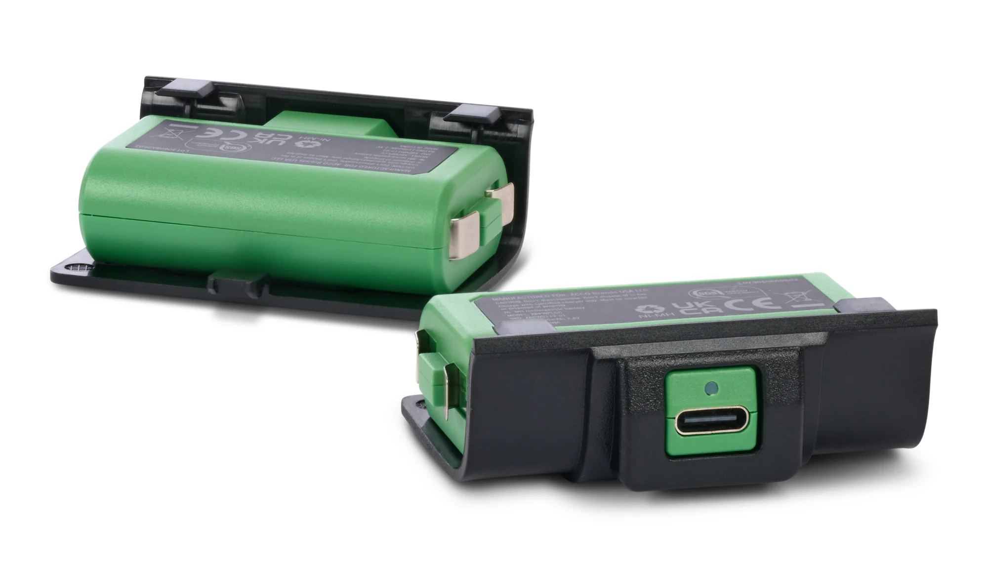 Dwa zielone akumulatory Xbox w czarnych obudowach. Jeden ma port USB-C.
