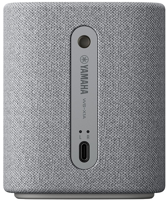 Szary głośnik cylindryczny z marką Yamaha i WS-X1A oraz portem USB-C.