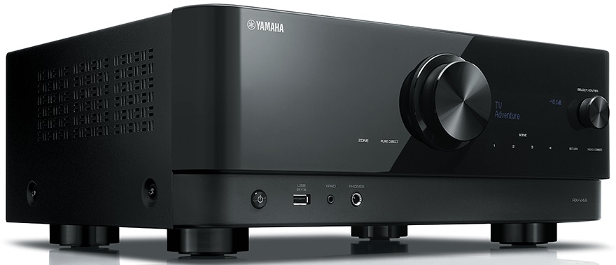 Czarny odbiornik Yamaha na białej powierzchni. Urządzenie ma wiele przycisków i pokręteł na panelu przednim.