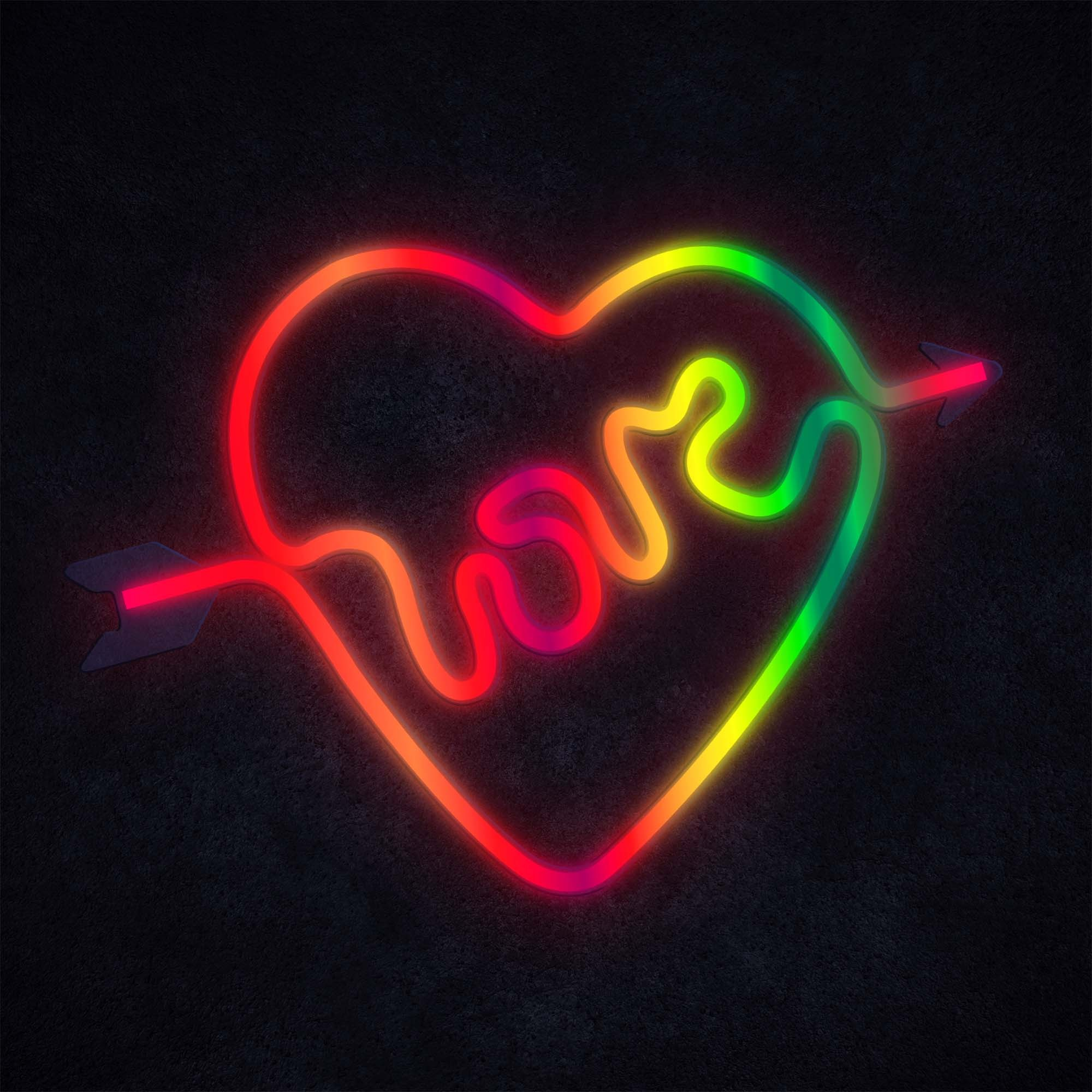 Neonowe serce przebite strzałą ze słowem 'love' pośrodku, czarne tło.