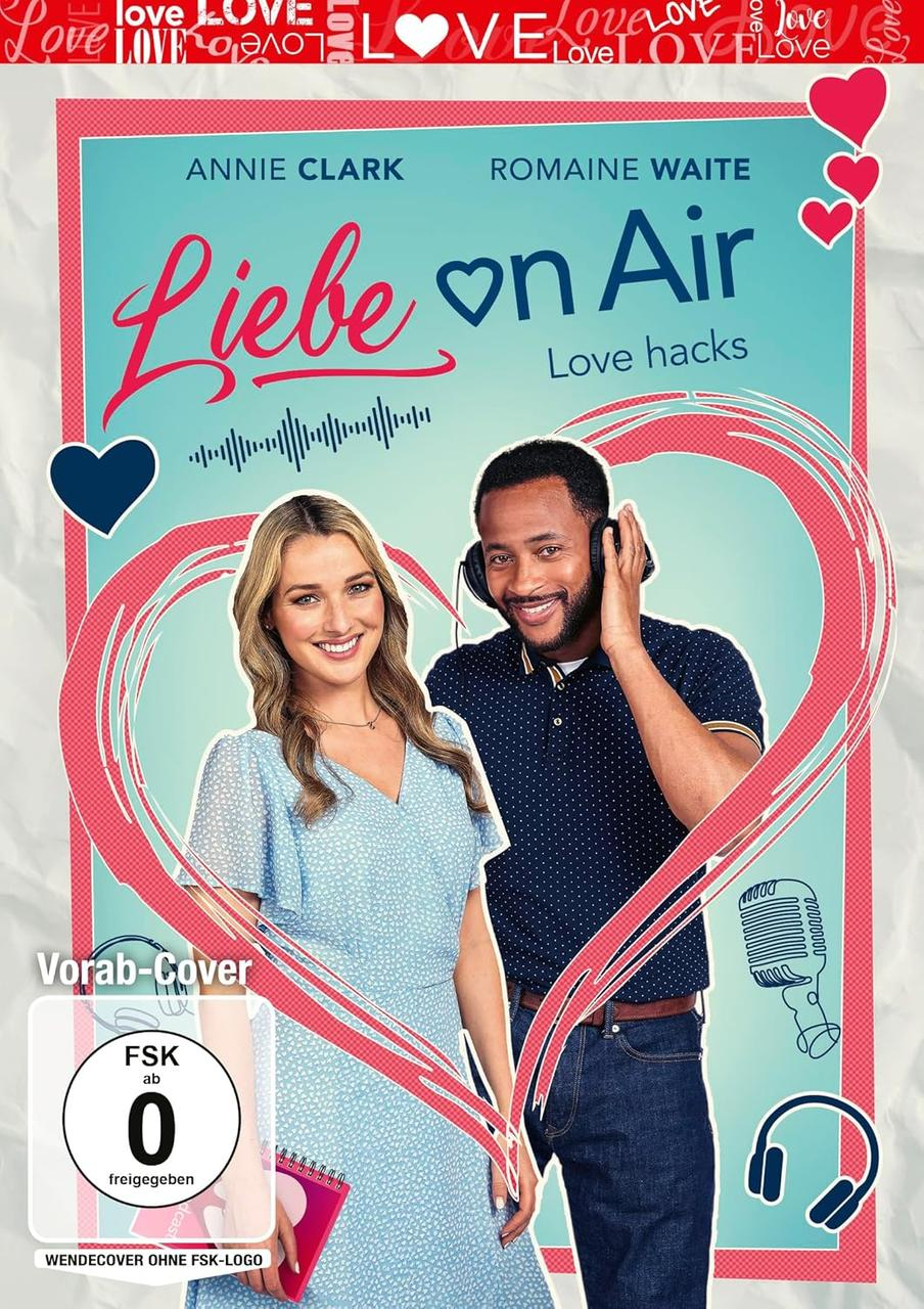 Ein Mann und eine Frau lächeln vor einem Hintergrund mit der Aufschrift „Liebe on Air“.