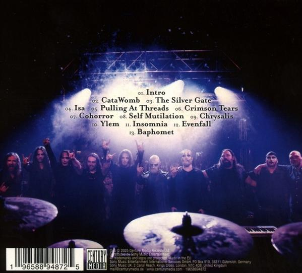 Rückseite eines Albumcovers. Bandmitglieder vor einer Bühne, Titelliste sichtbar.