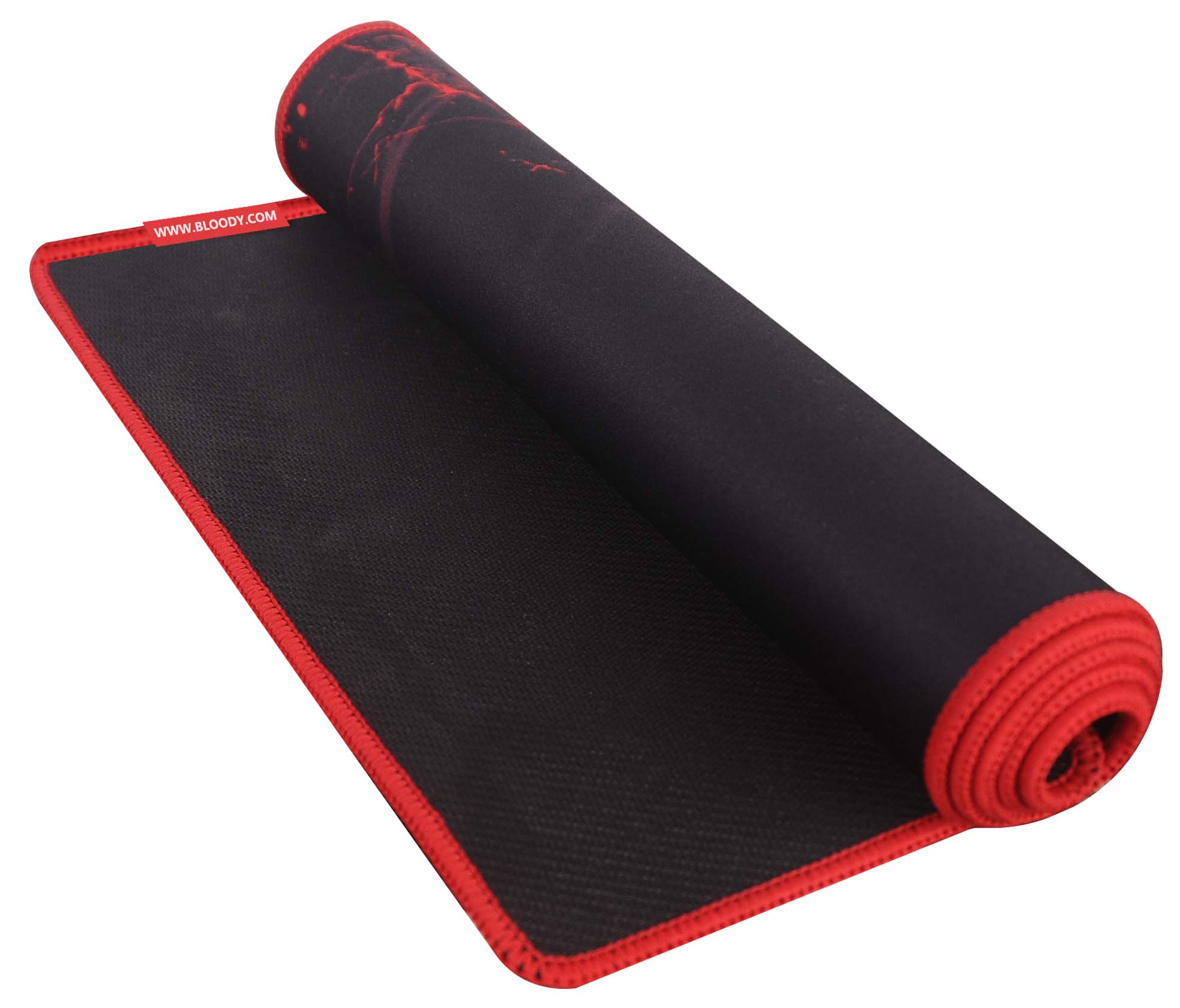 Kırmızı kenarlı ve kırmızı vurgulu, kıvrılmış siyah bir mouse pad.