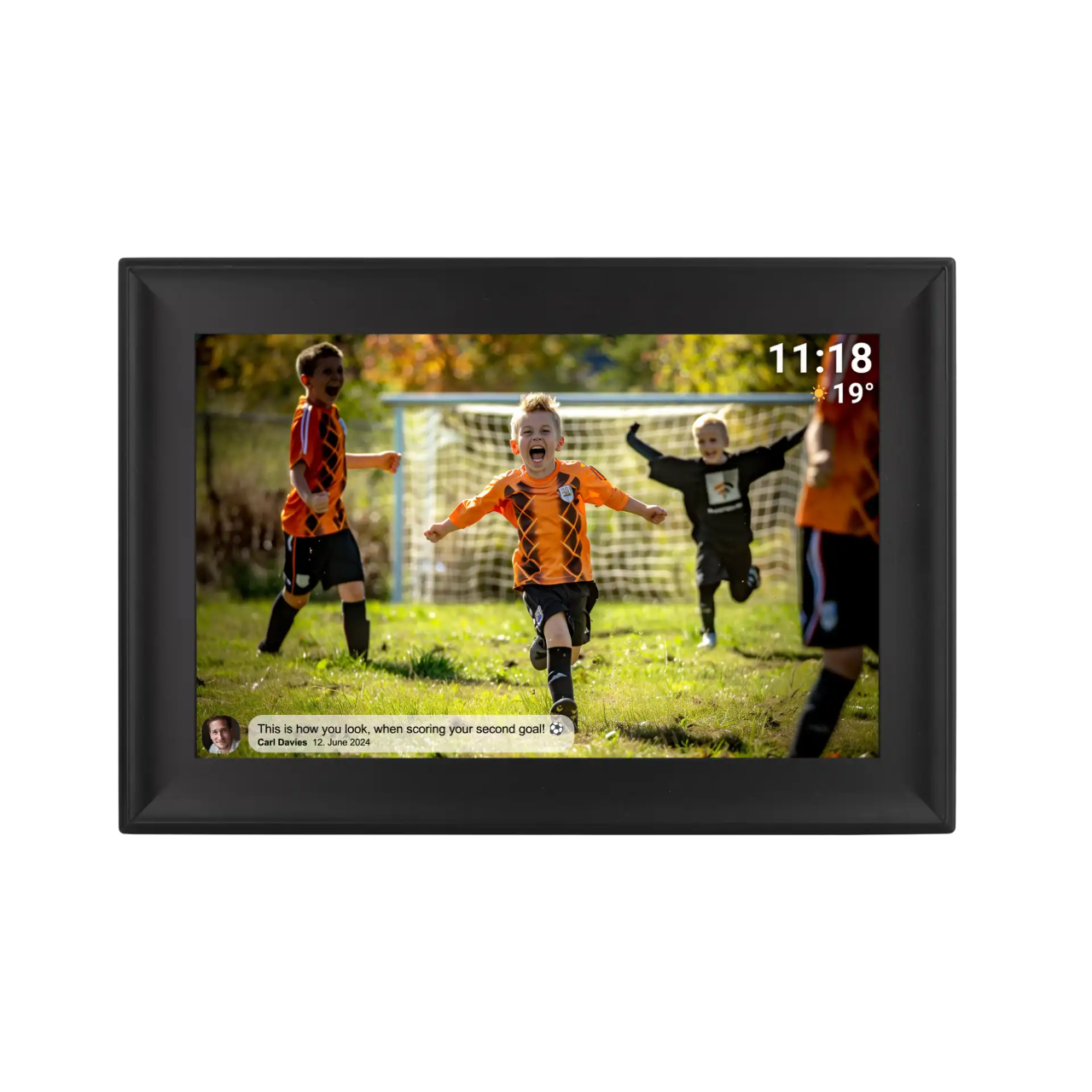 Digitaler Fotorahmen, der ein Fußballspiel zeigt. Kinder in orangefarbenen Uniformen, einer feiert.