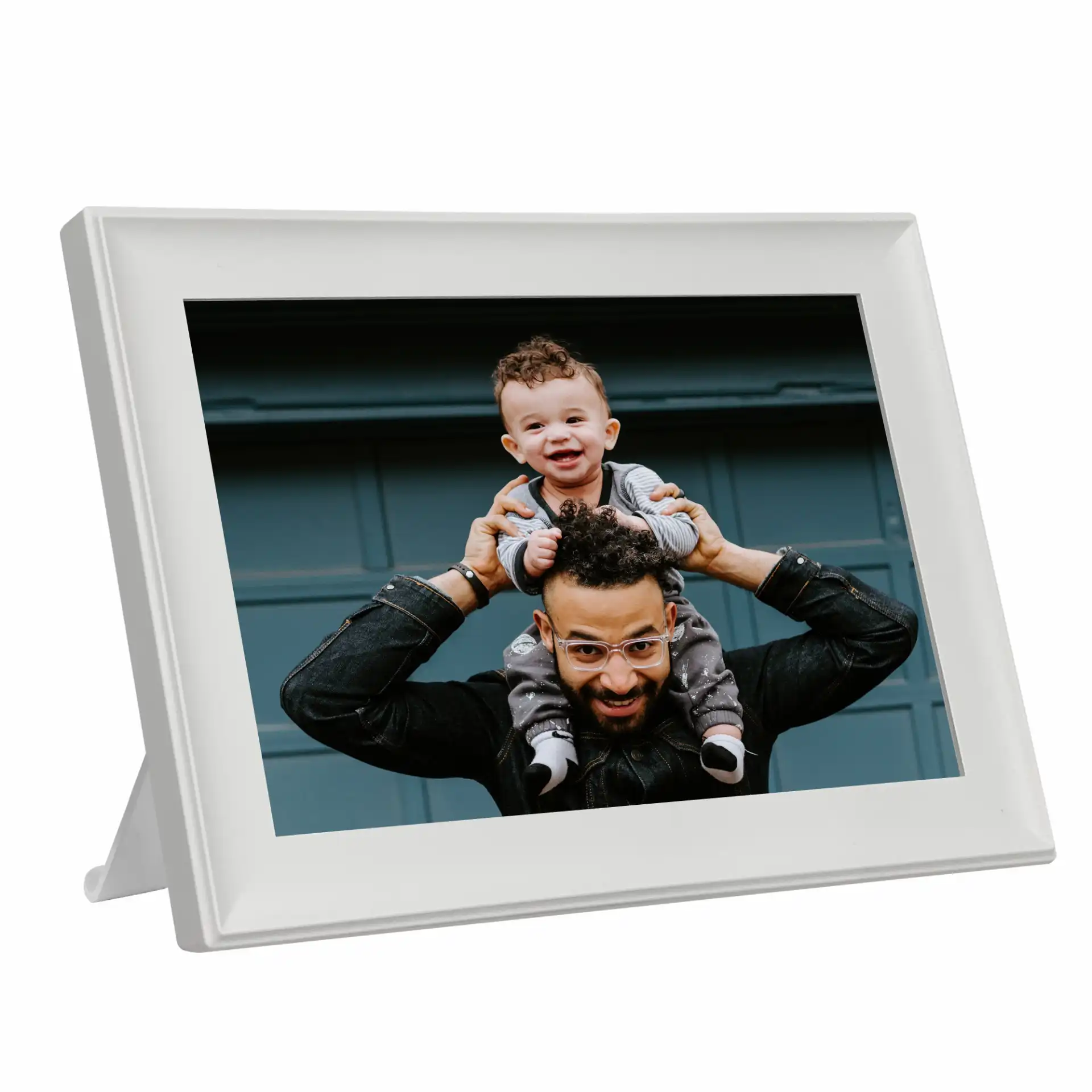 Ein Fotorahmen mit einem Vater, der sein Baby auf den Schultern hält, beide lächeln.