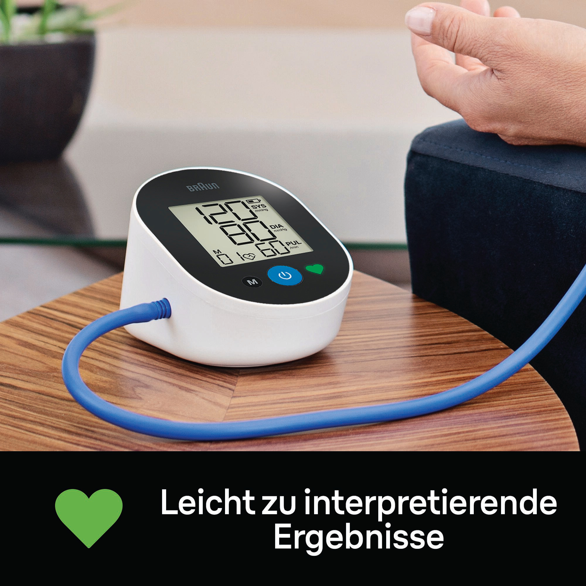 Blutdruckmessgerät mit Anzeige der Werte, mit Arm einer Person.