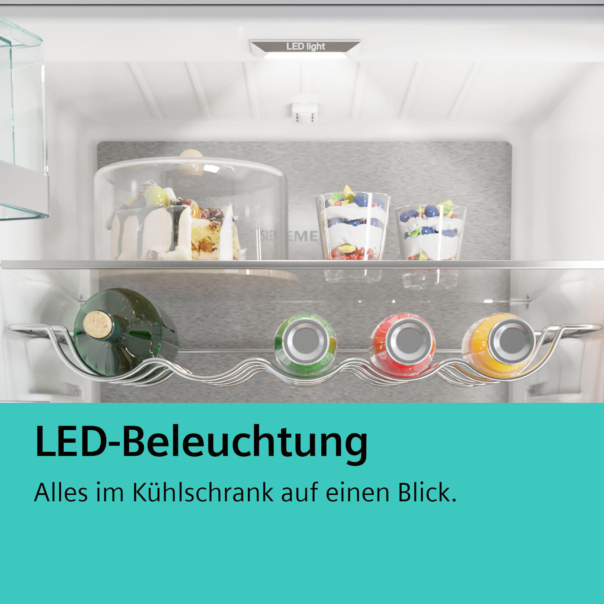 Ein offener Kühlschrankinnenraum mit Lebensmitteln, darunter Kuchen und Desserts auf Regalen.