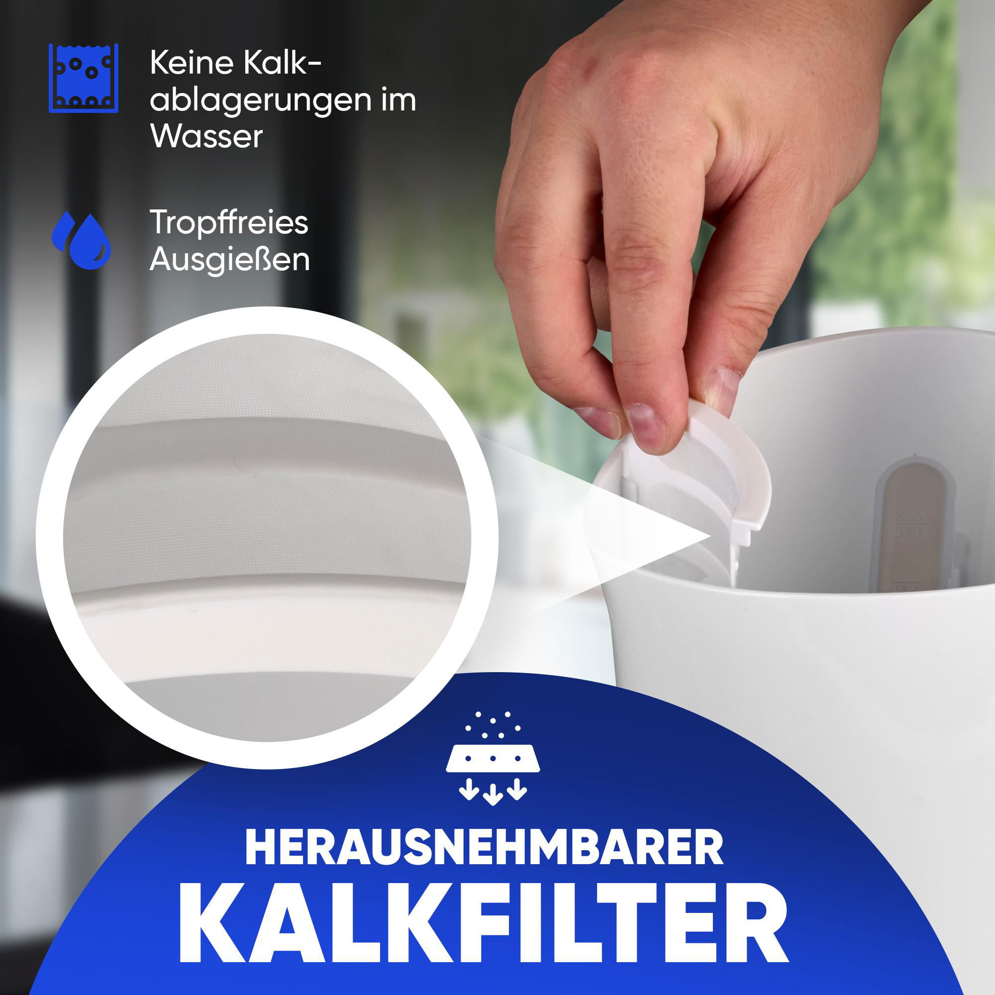 Eine Person, die einen weißen Wasserkocher mit Wasser füllt, Nahaufnahme eines Filters.